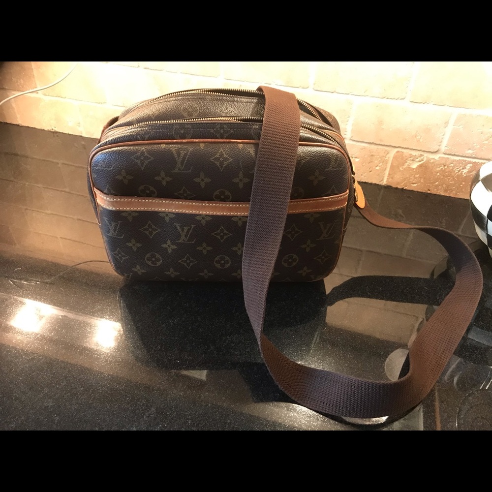 Authentic Louis Vuitton reporter handbag